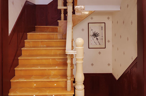兴业中式别墅室内汉白玉石楼梯的定制安装装饰效果